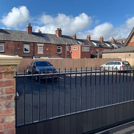 Newly Built 2 Bed Flat In The Heart Of Leek Exterior foto