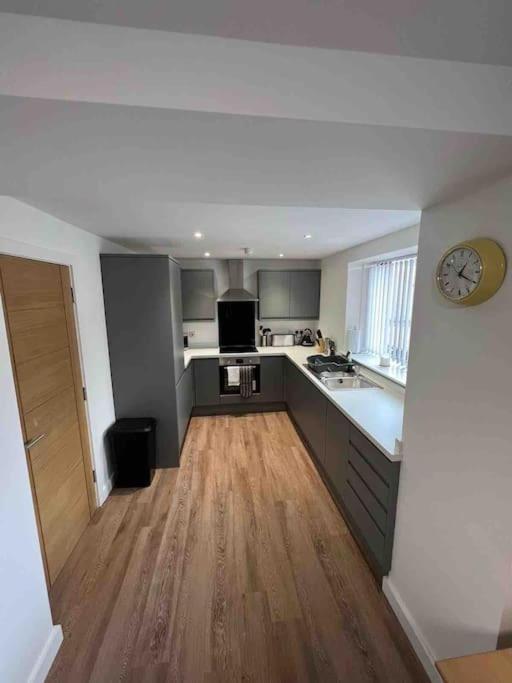 Newly Built 2 Bed Flat In The Heart Of Leek Exterior foto