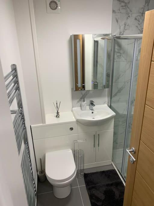 Newly Built 2 Bed Flat In The Heart Of Leek Exterior foto